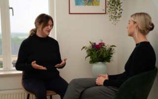 Sofie forklarer noget for en klient