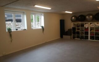 Træningssal med redskaber og bolde