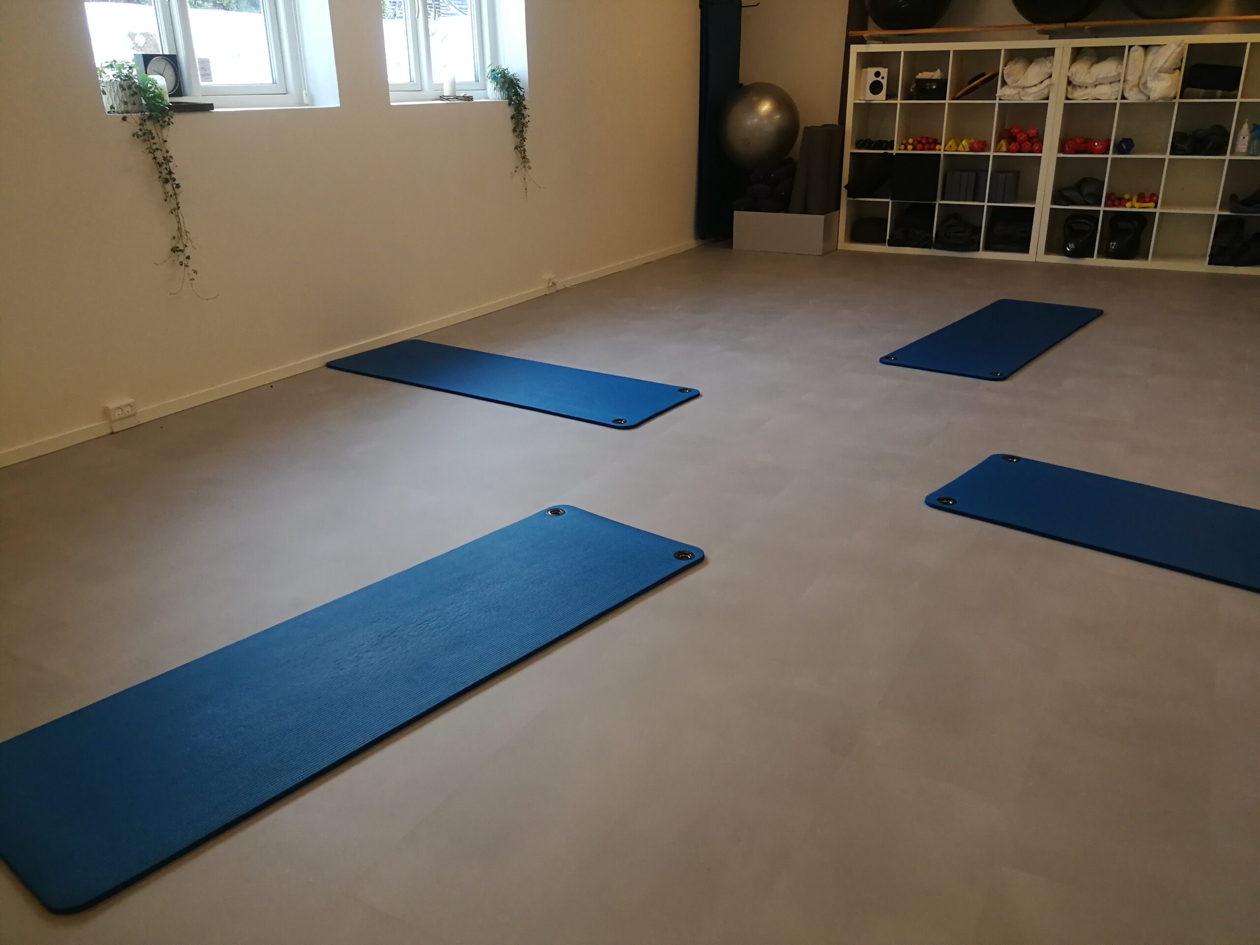 Træningssalen i strandvejens sundhed. 4 måtter er lagt ud på gulvet.