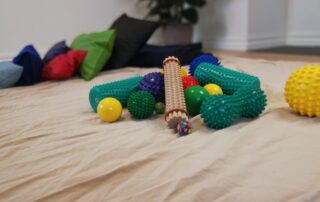 Redskaber, herunder fodruller, bolde og puder, til kropsarbejde.